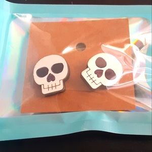 Skull stud earrings